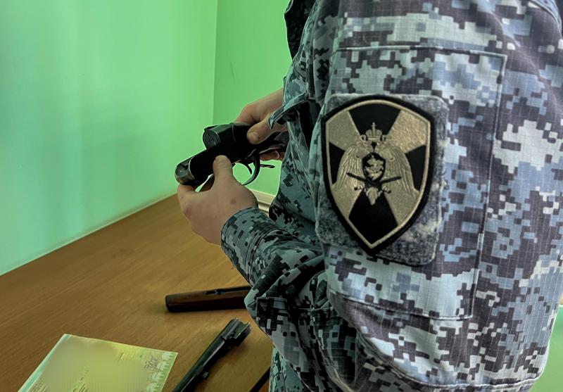 Росгвардейцы за неделю проверили более 128 владельцев оружия в Смоленской области