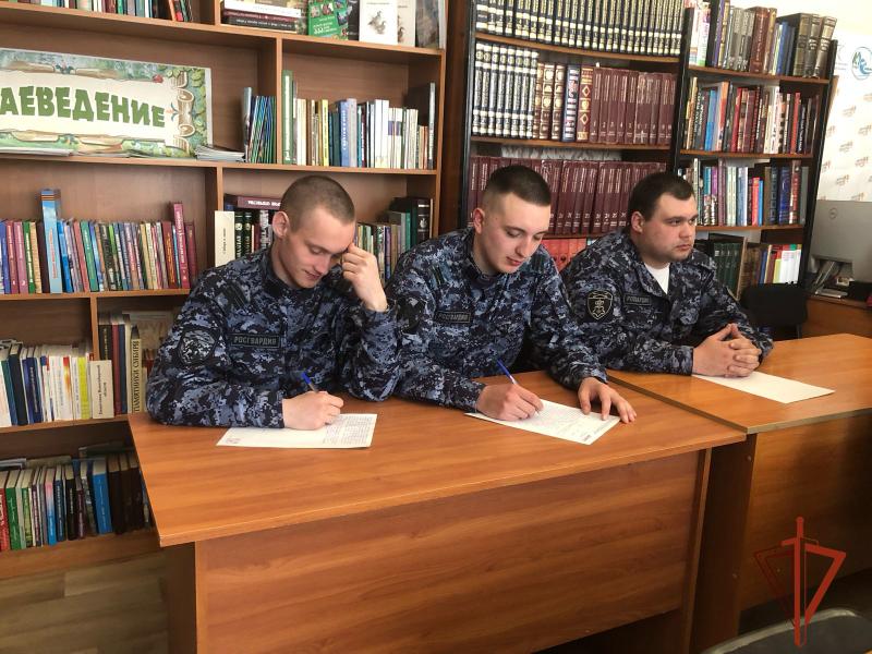 В Черепаново сотрудники вневедомственной охраны приняли участие в акции "Тотальный диктант"