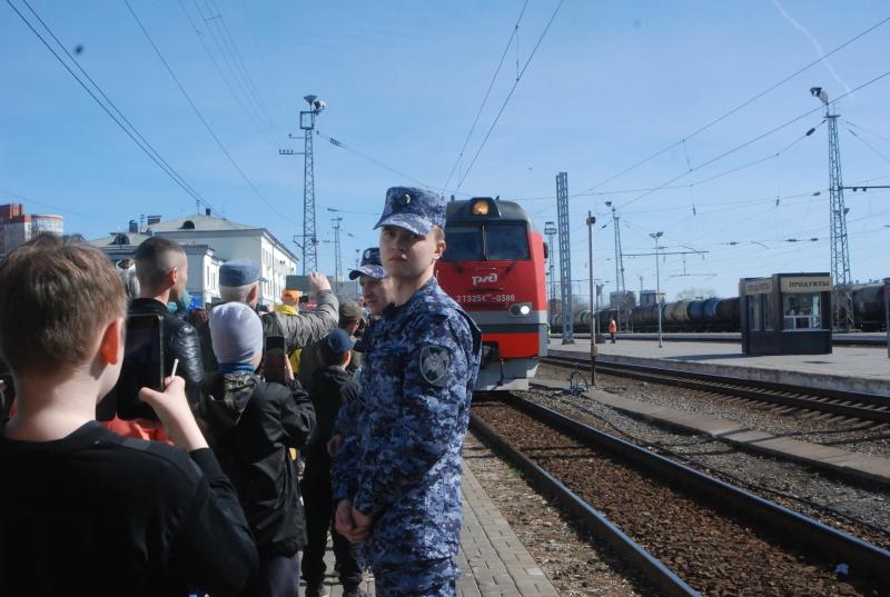 Росгвардейцы приняли участие в охране общественного порядка во время пребывания поезда "Сила в правде" в Кирове