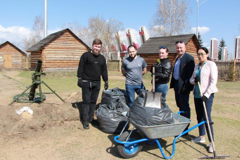 Сотрудники Росреестра и Роскадастра провели уборку территории забайкальского Мемориала