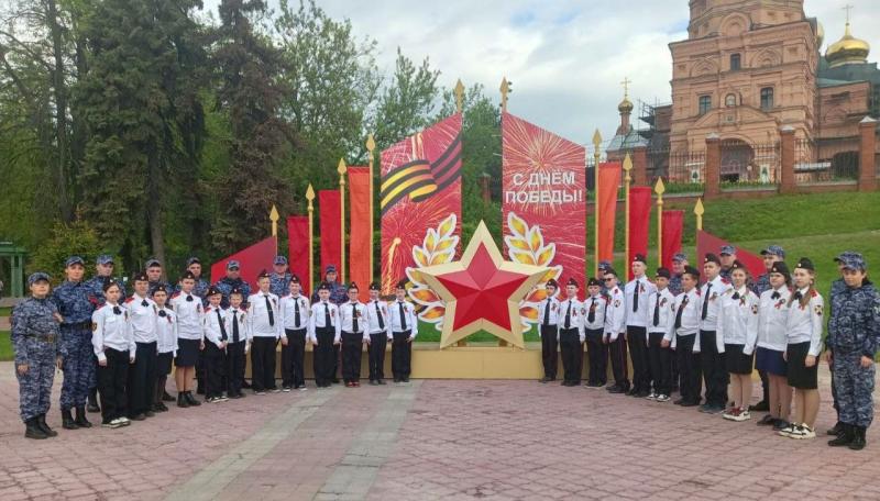 В преддверии Дня Победы росгвардейцы совместно с кадетами раменского «Гвардейского класса» возложили цветы к памятному монументу