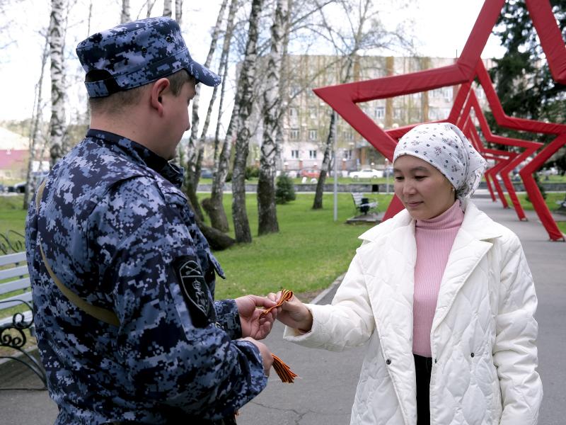 Военнослужащие и сотрудники Росгвардии поддержали всероссийскую акцию «Георгиевская ленточка» в Республике Алтай