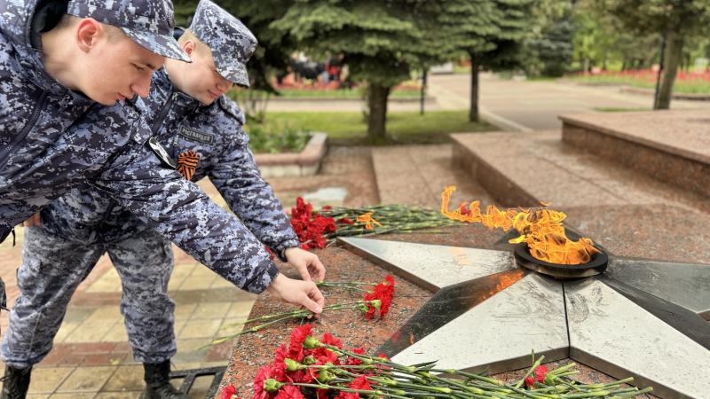 Чеховские росгвардейцы почтили память Героев Великой Отечественной войны и возложили цветы к вечному огню.