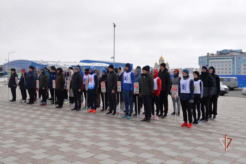 Росгвардия приняла участие в легкоатлетической эстафете, посвященной Дню Победы, на Ямале
