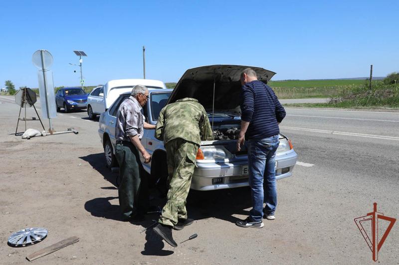 Росгвардейцы - участники СВО помогли пожилому жителю ЛНР в трудной ситуации на дороге