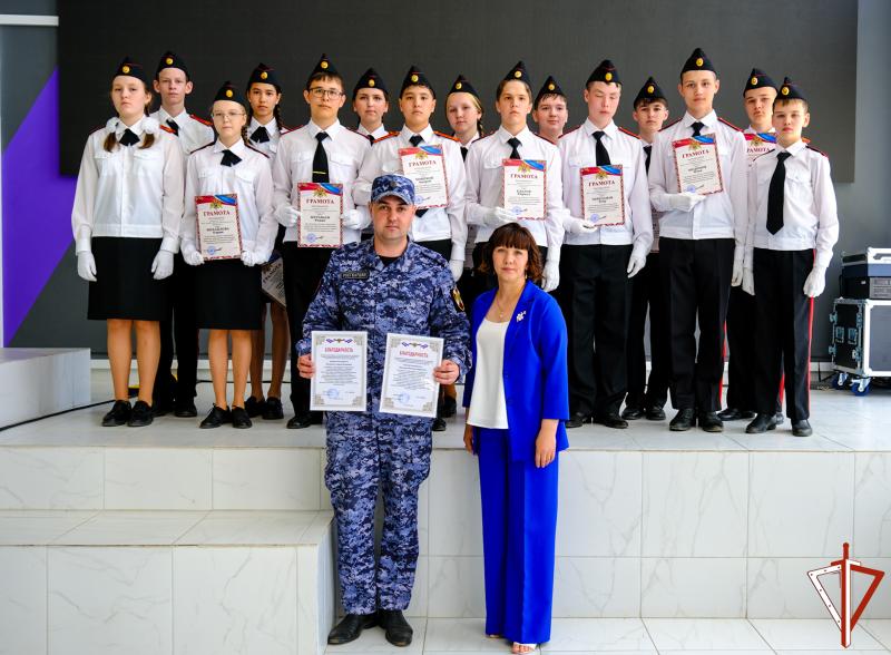 В Йошкар-Оле росгвардейцы поздравили подшефных кадет с завершением учебного года