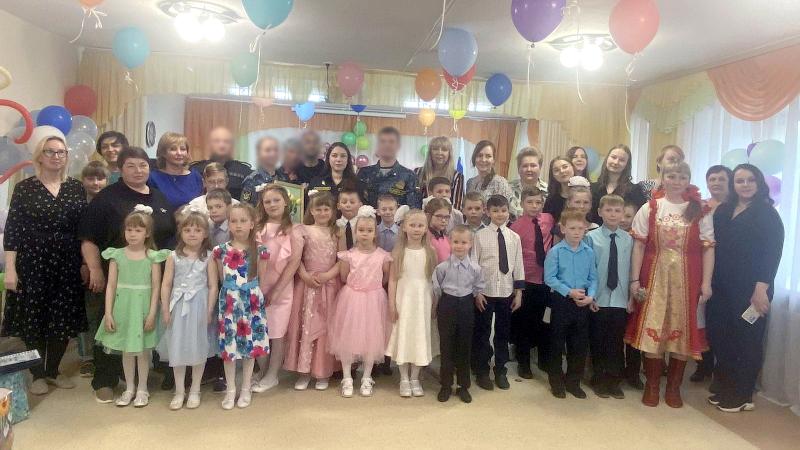 Сотрудники ОМОН «Вятич» поздравили воспитанников подшефного детского дома