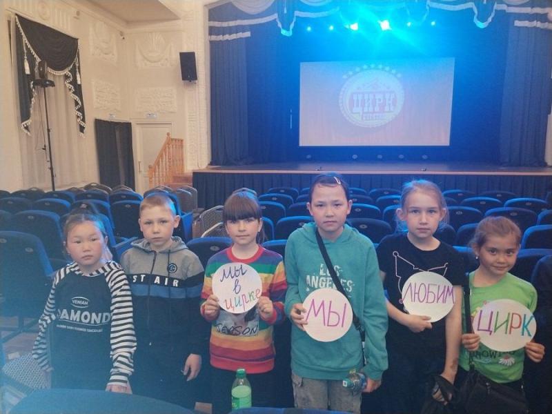 Аплодисменты переходящий в овации на гастрольных выступленияз Бурятского Госцирка  районных домах культуры Бурятии - Россия, Новости Культура, Дети, Театр