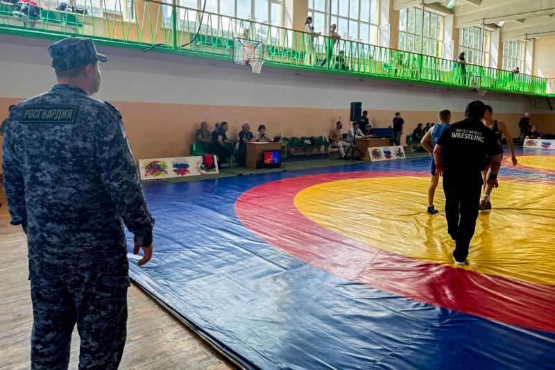Безопасность чемпионата по вольной борьбе обеспечили росгвардейцы в Кузбассе