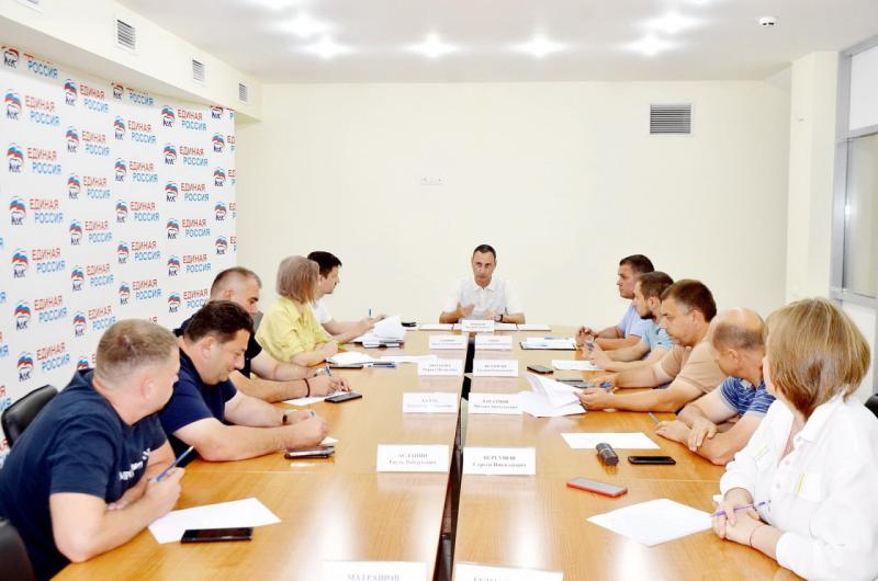 Депутат ЗСК Виктор Тепляков провёл совещание по вопросу защиты пальм от вредителей