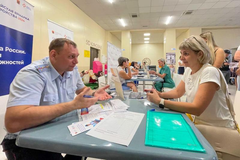 Росгвардия представила перспективы службы на ярмарке вакансий в Киселевске