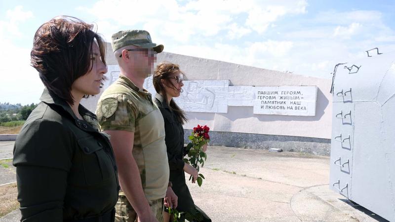 В Херсонской области росгвардейцы возложили цветы в День воинской славы России