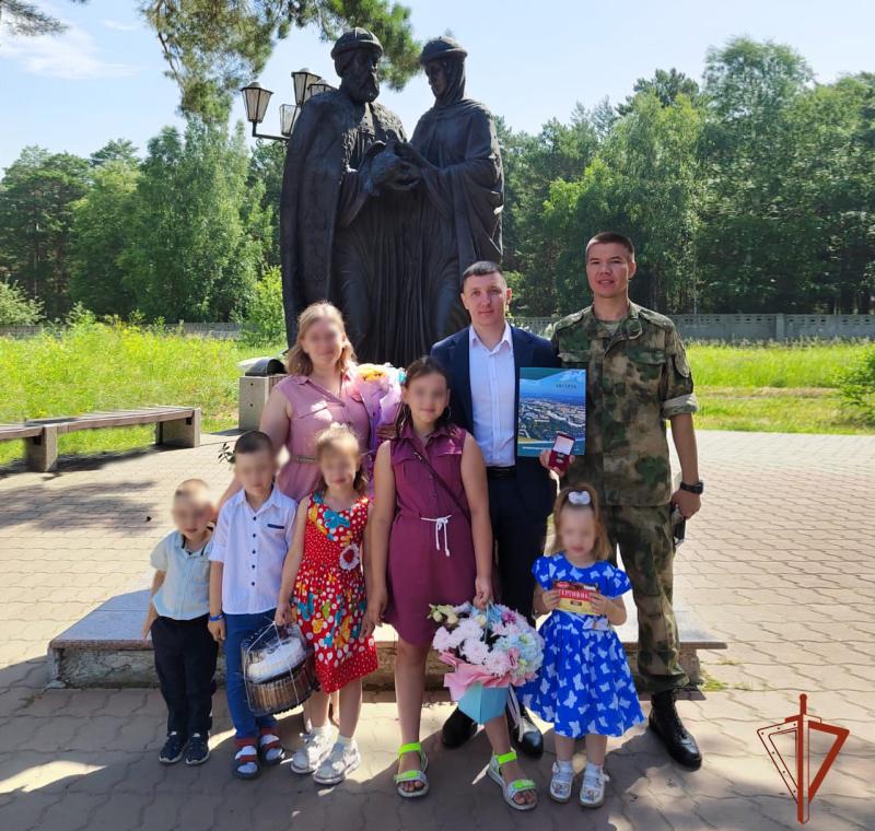 В Ангарске многодетную семью военнослужащего Росгвардии отметили почетным знаком