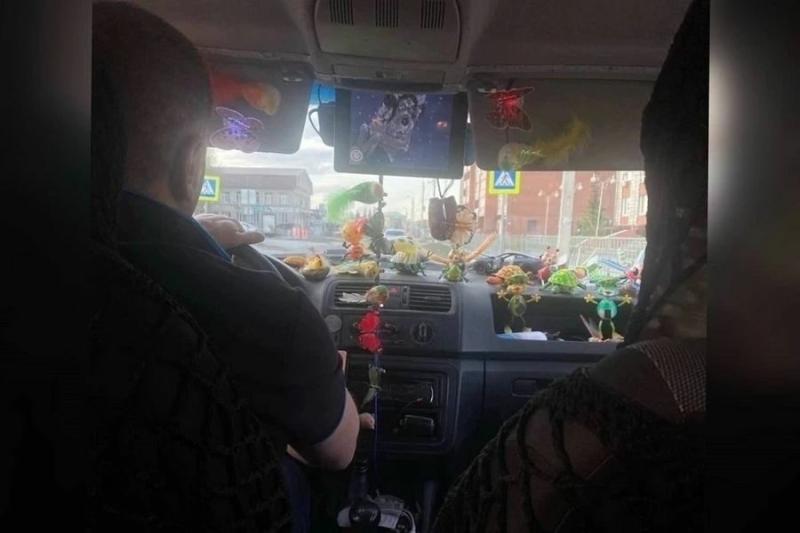 «Таксует Бахтиержон»: водитель украсил авто игрушками и предлагает спеть караоке во время поездки