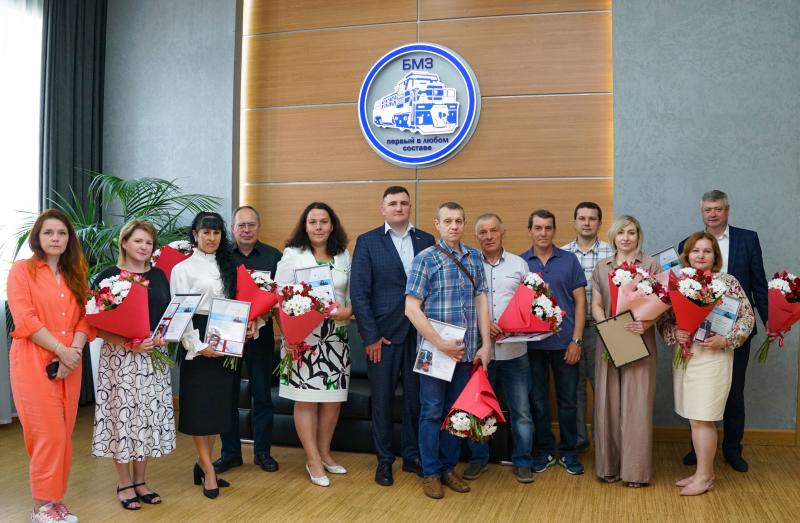 12 машиностроителей БМЗ получили почетные удостоверения Ветеран труда
