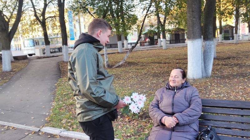 Молодежь Кирова поздравила бабушек и дедушек с Международным днем пожилых людей