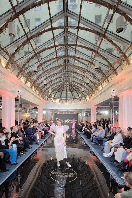 Кибер-дивы с разных уголков России впервые выступили на Neva Fashion Week