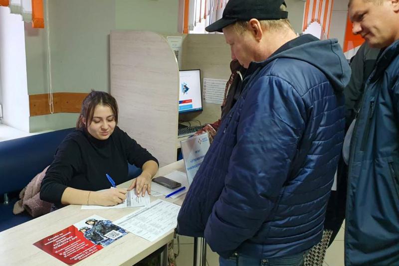 В Ленинске-Кузнецком местным жителям рассказали о преимуществах службы в Росгвардии