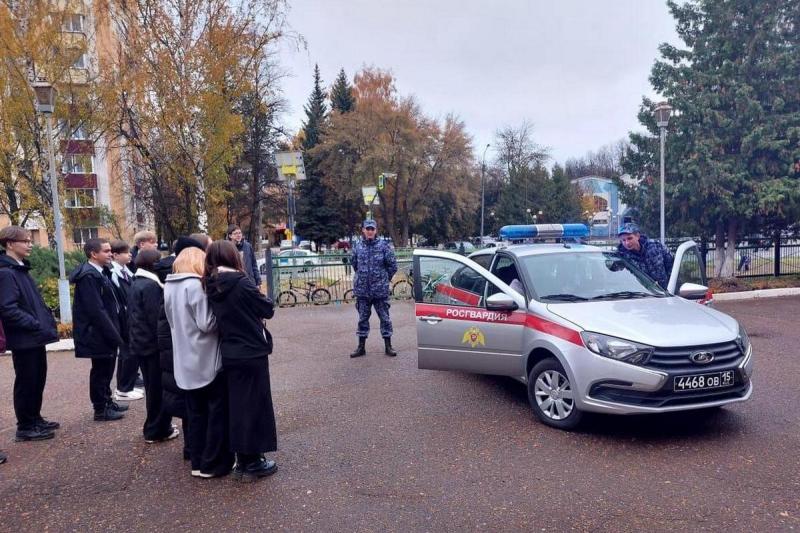 В г. Нижнекамске сотрудники вневедомственной охраны Росгвардии провели тематические мероприятия по случаю своего профессионального праздника