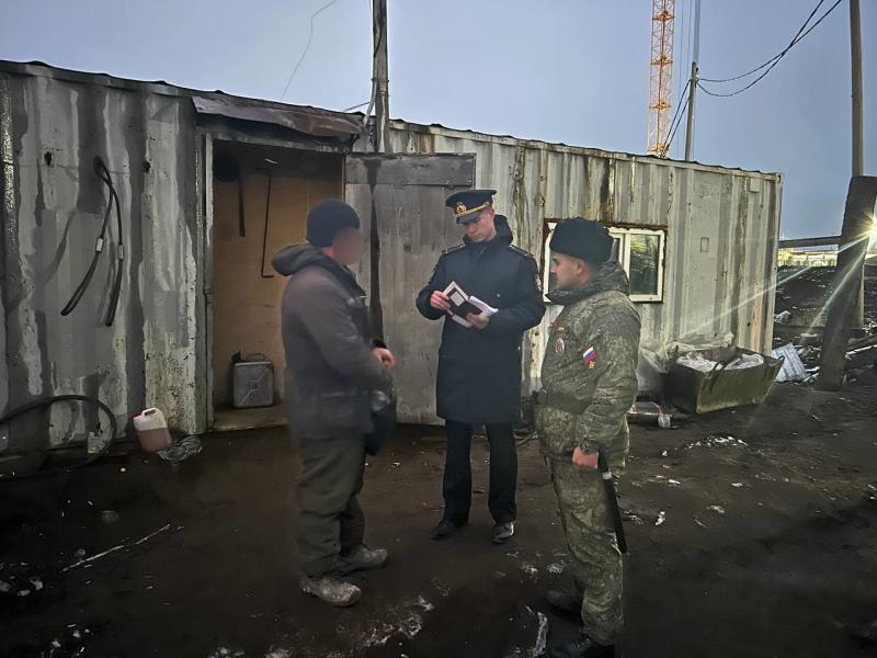 Военные следователи совместно с сотрудниками военной полиции провели рейд по выявлению уклонистов от воинского учёта среди мигрантов на строительных площадках города Мурманска.