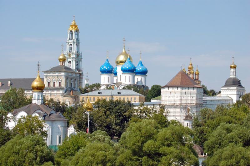 Теплая осень спровоцировала новую волну туристов в Сергиев Посад