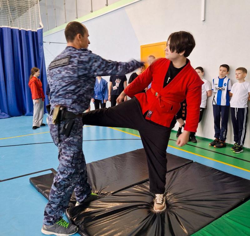 В Подмосковье сотрудник Росгвардии провел мастер-класс по самбо для    для кадетов раменского «Гвардейского класса»