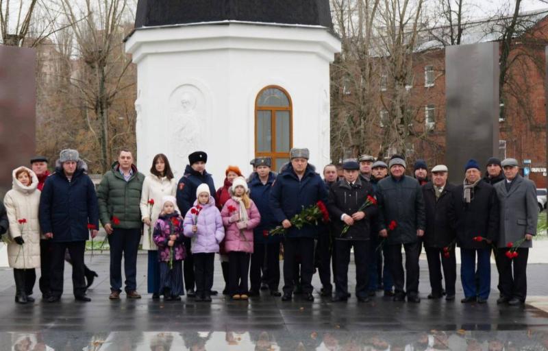 Руководство подмосковного главка Росгвардии и ветераны войск правопорядка почтили память коллег, погибших при исполнении служебного долга