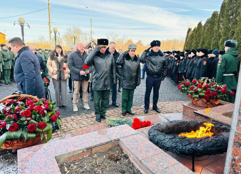 Сотрудники Росгвардии почтили память павших в сражениях за столицу.