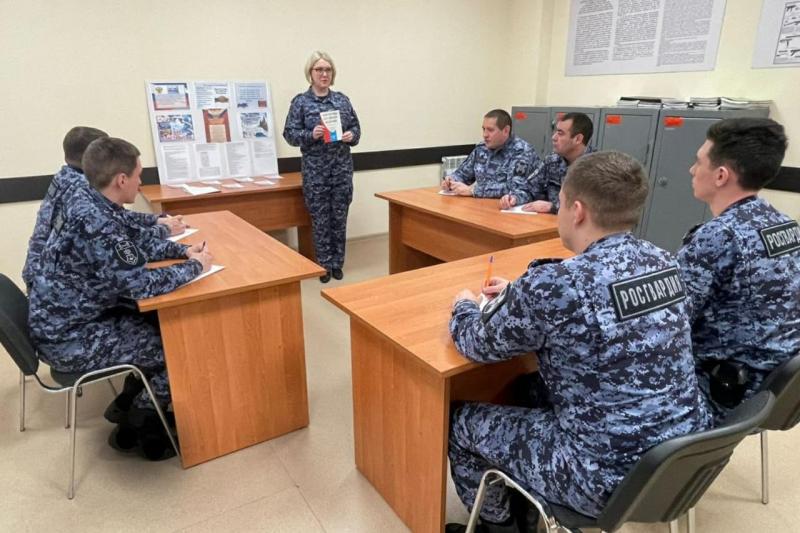 В Татарстане в подразделениях вневедомственной охраны Росгвардии проходят мероприятия, посвященные Дню Конституции Российской Федерации