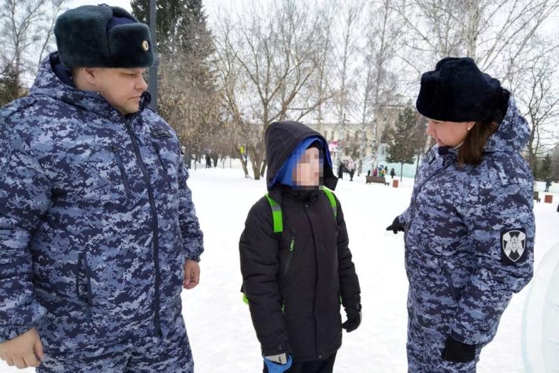 Росгвардейцы пришли на помощь потерявшемуся мальчику на ледовом городке в Томске