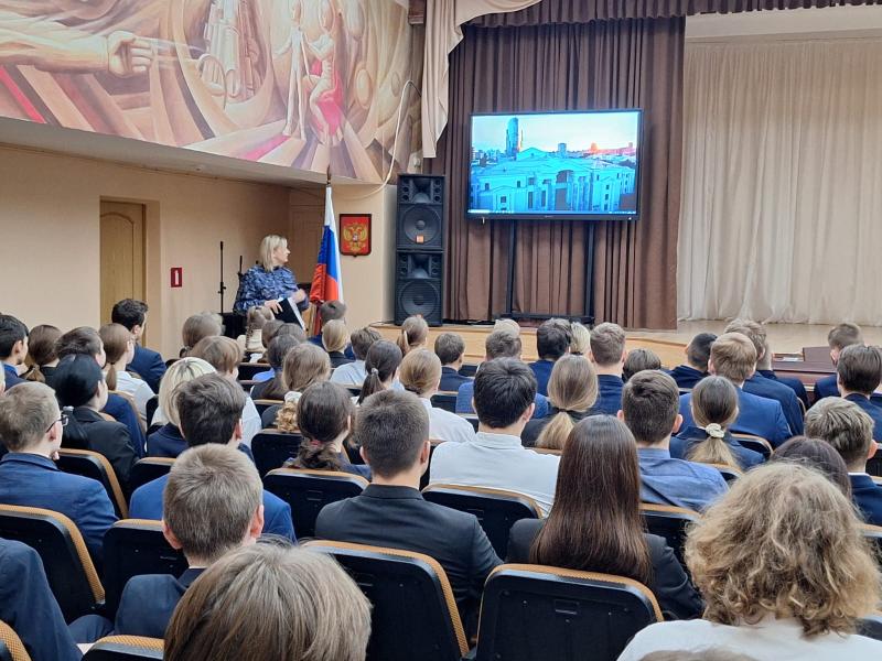 Представитель Ступинской Росгвардии провела урок мужества в лицее №2 ко Дню Росгвардии.