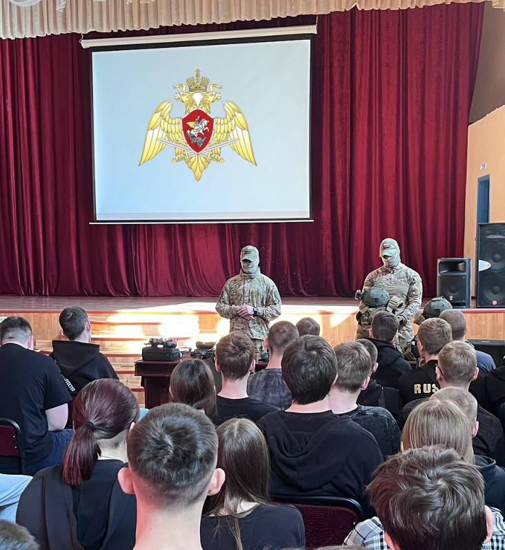 Сотрудники спецподразделений Росгвардии рассказали о своей службе курганской молодежи