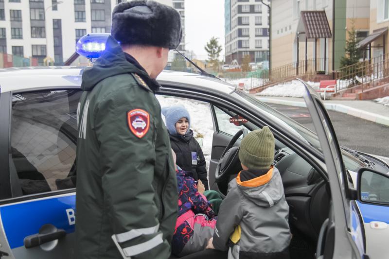 Инспекторы ВАИ Росгвардии Кузбасса рассказали детям о безопасности на дорогах