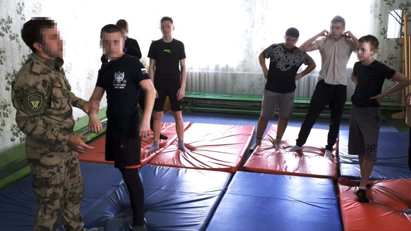 В Херсонской области росгвардеец провел открытую тренировку по самбо для воспитанников школы-интерната