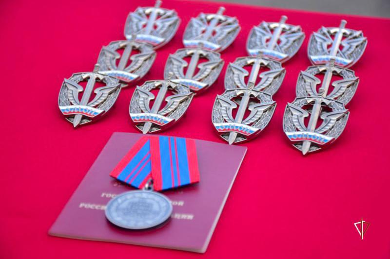 На Ямале сотрудники ОМОН Росгвардии прошли квалификационные испытания на право ношения официального геральдического знака отличия