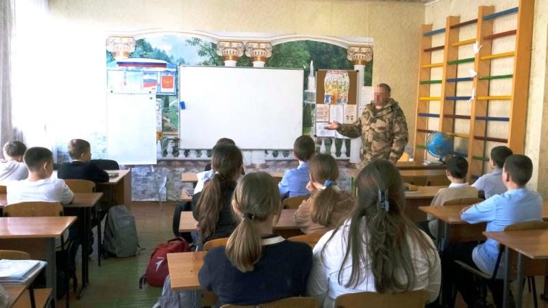 Росгвардеец рассказал школьникам Херсонской области об истории покорения космоса