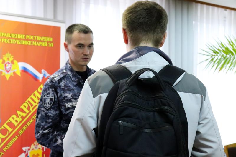 Росгвардия информирует жителей Марий Эл о вакансиях и перспективах службы в силовом ведомстве
