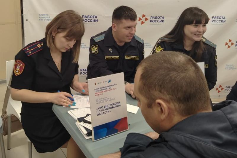 На ярмарке вакансий Росгвардия продемонстрировала кузбассовцам преимущества службы