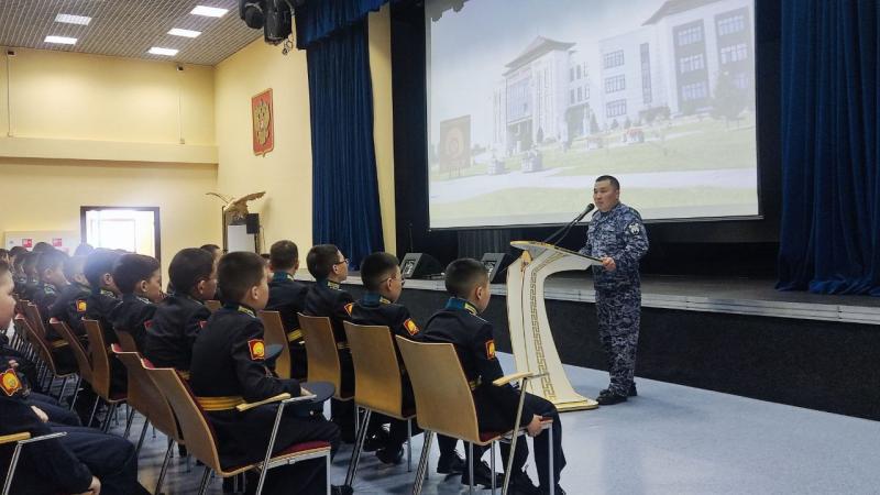 Офицер Росгвардии рассказал тувинским кадетам о правилах безопасности при пожаре