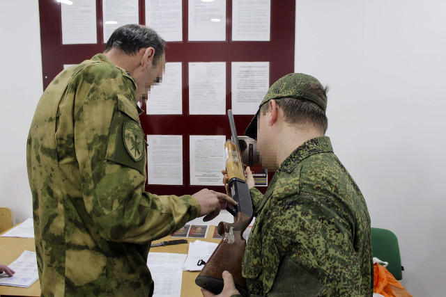 В Херсонской области росгвардейцы передали охотничье оружие для нужд СВО