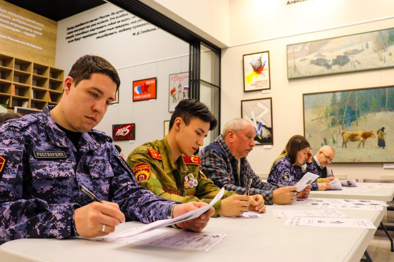 В Йошкар-Оле росгвардейцы приняли участие в исторической акции «Диктант Победы»