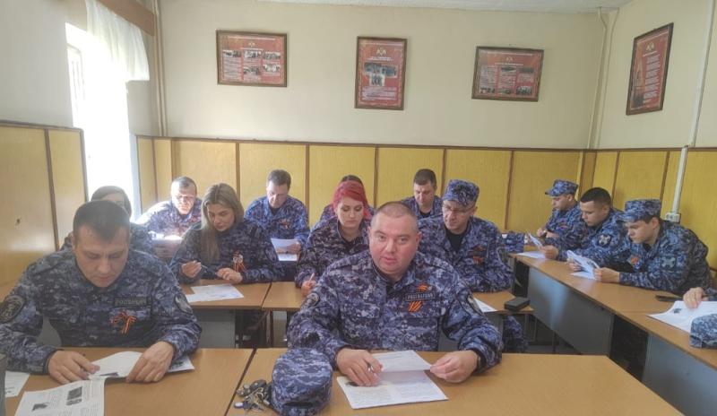 Сотрудники Росгвардии приняли участие в "Диктанте Победы"
