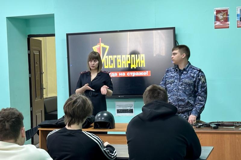 Росгвардейцы встретились со студентами, чтобы рассказать о своей службе