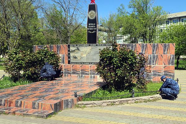 Сотрудники колонии - поселения № 8 присоединились к весенней акции по благоустройству захоронений ветеранов