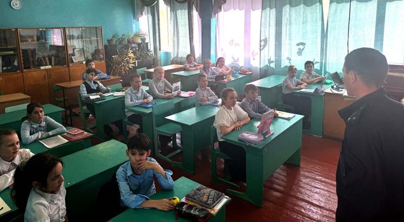 Росгвардейцы провели профориентационное занятие со школьниками