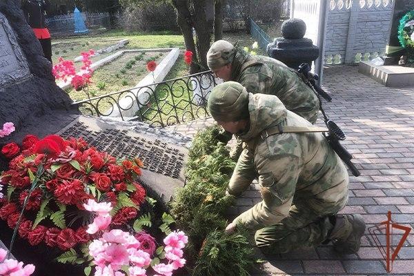 Росгвардейцы в Запорожской и Херсонской областях привели в порядок памятники защитникам Родины
