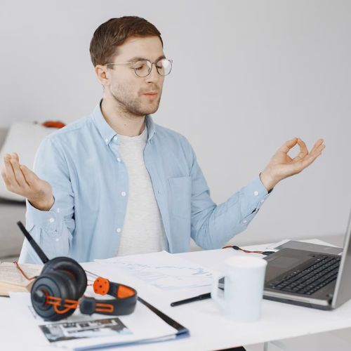 «Забыл, как отдыхать»: 3 способа, как  переключиться с работы на  майские праздники