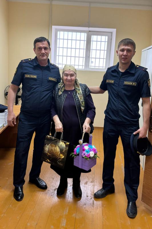 Сотрудники Центра инженерно-технического обеспечения и вооружения УФСИН поздравили ветерана с Днём Весны и Труда