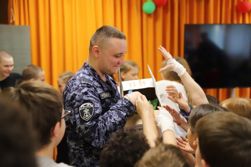 Росгвардейцы провели урок мужества для детей в Москве 