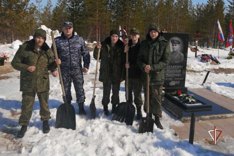 Сотрудники Росгвардии и подшефные кадеты провели уборку воинских захоронений на Ямале